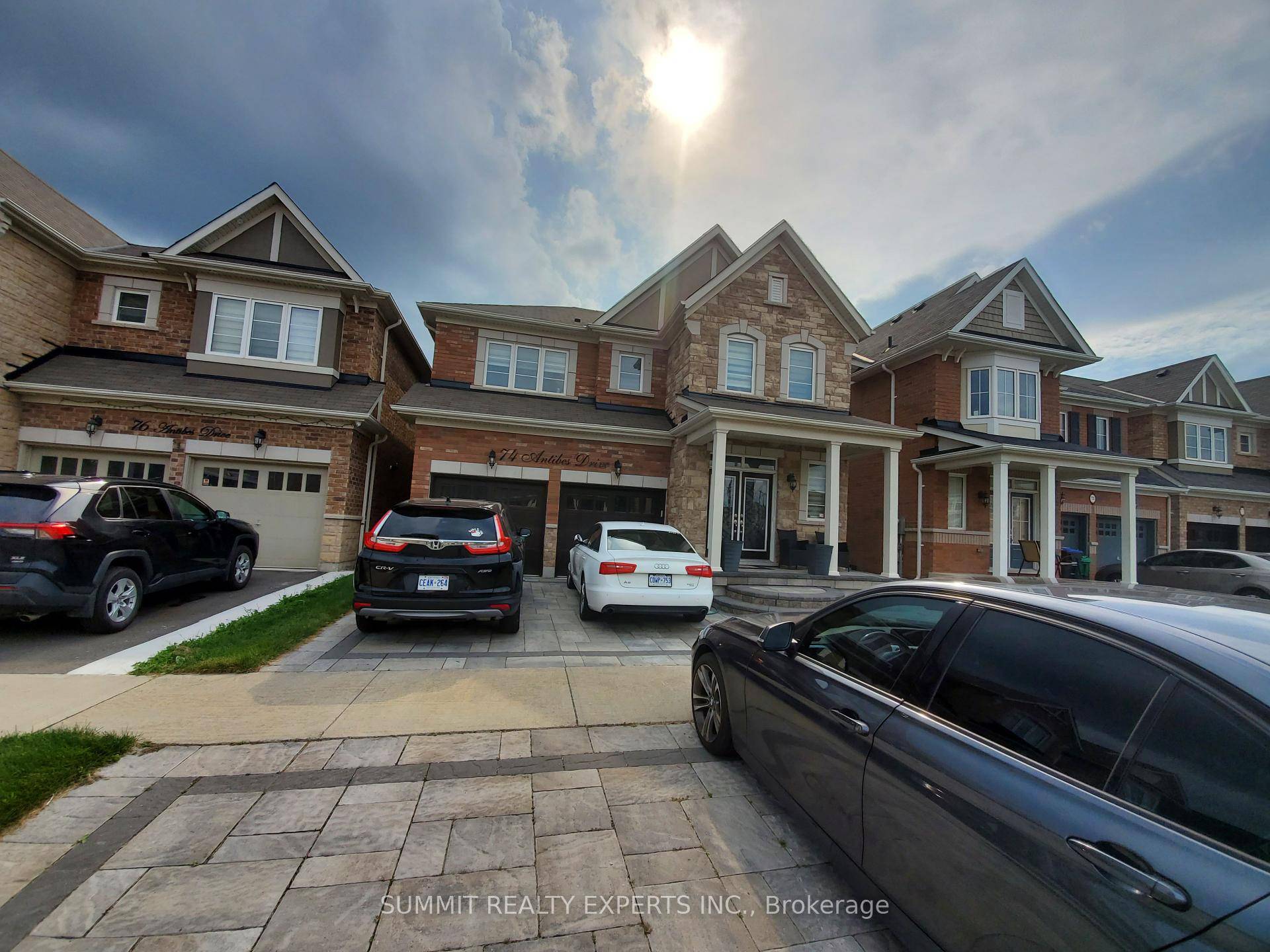 Gorgeous Detached House Main amp ; 2nd Floor on a premium Ravine Lot for Lease In Highly Sought After Neighborhood of Credit Valley Area.