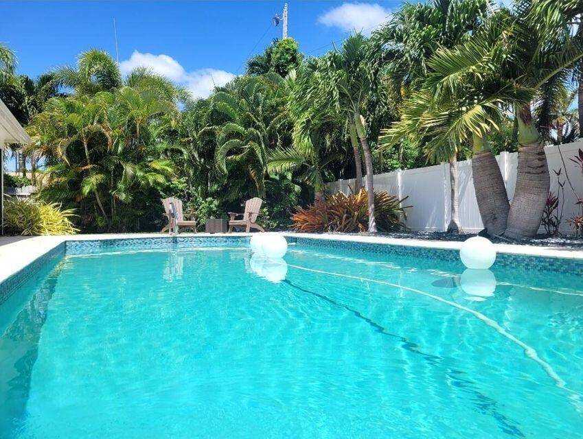 THE EMERALD JEWEL of Singer Island in the desirable Palm Beach Isles !