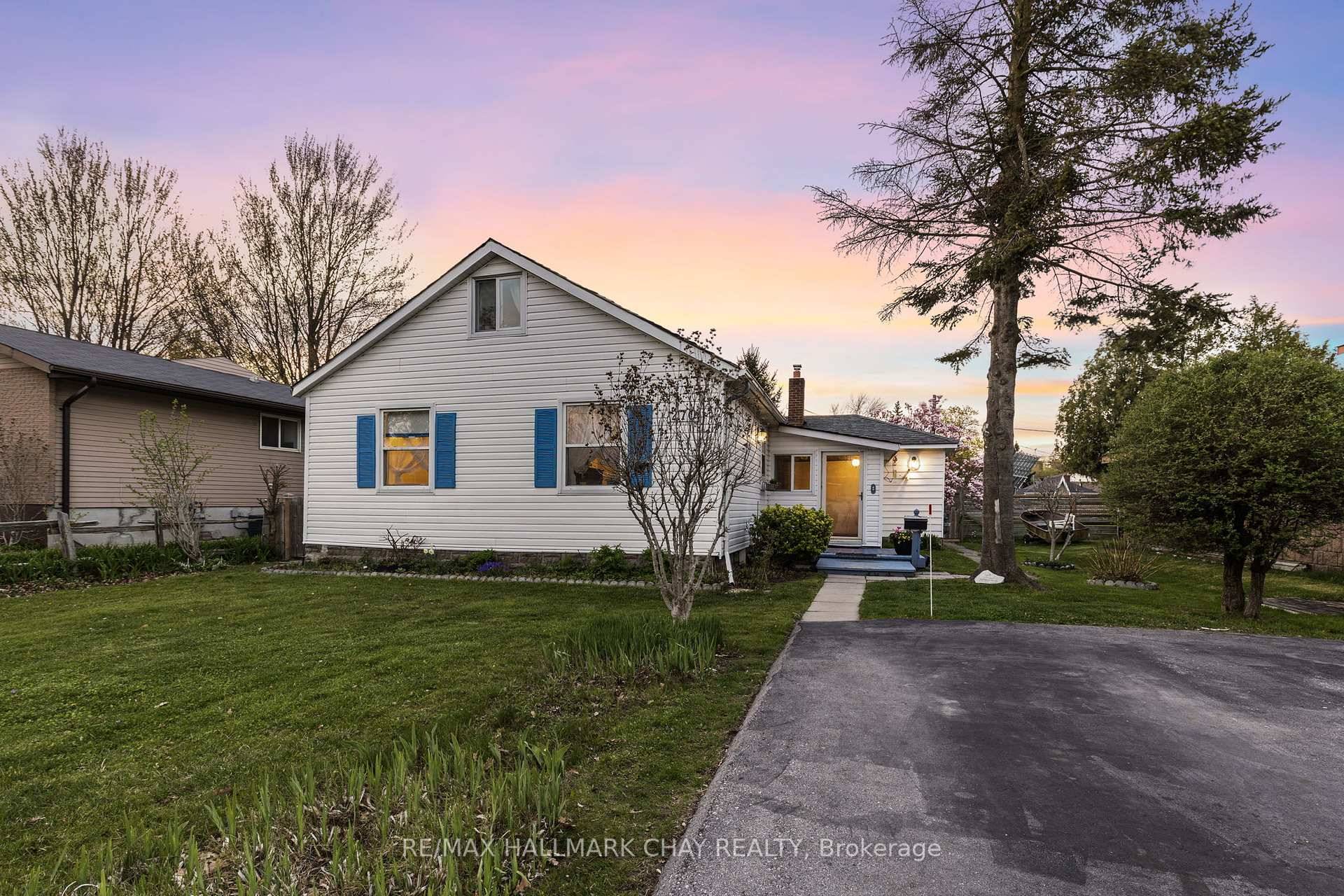 Charming 3 Bedroom Hollywood Georgina Home Awaits You !