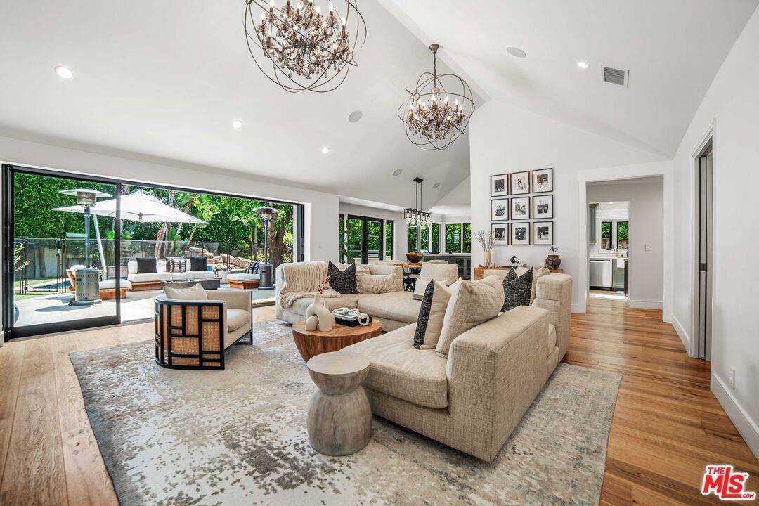 2701 Roscomare Rd 4BR Bel Air La