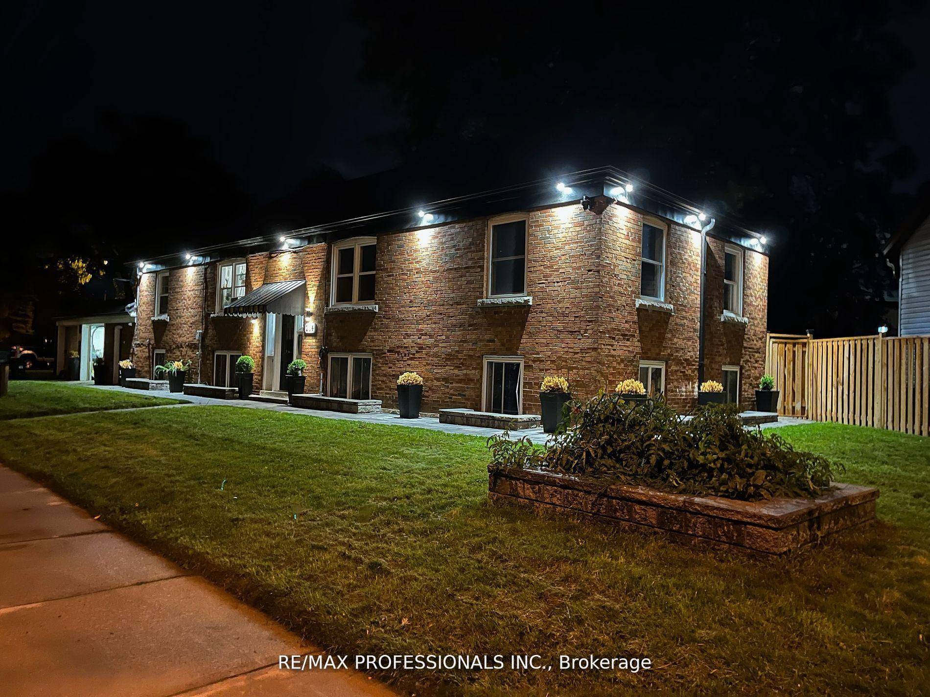 2 bedroom unit available for lease in the vibrant Woodbine Lumsden area.