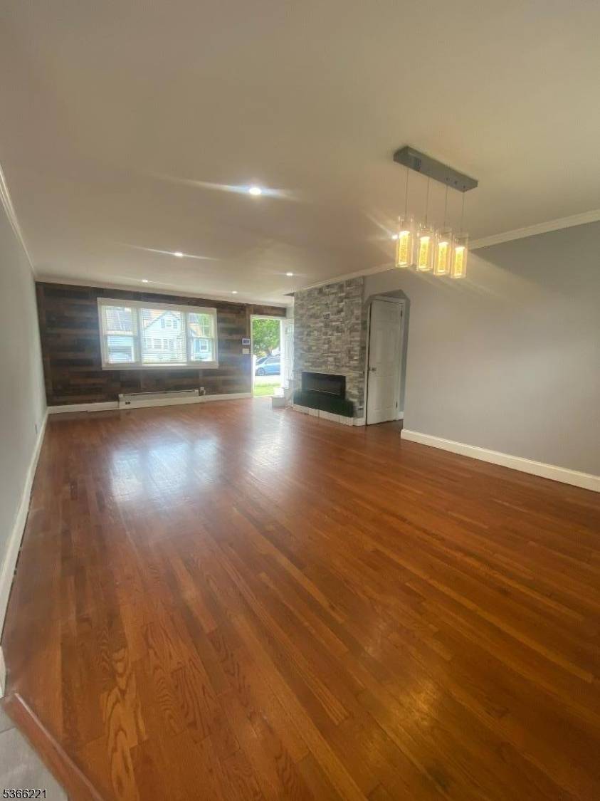 WOW ! SPECTACULAR RECENTLY REMODELED HOME FEATURING LARGE LIVING ROOM, FORMAL DINING ROOM WITH ELECTRIC F P, SPECTACULAR EIK, DEN, 4 SPACIOUS BEDROOMS, 2 FULL BATH, CENTRAL AIR, PARK LIKE ...