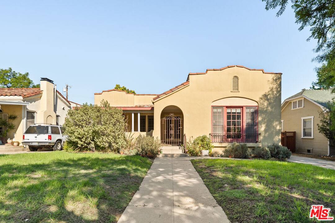 580  N Beachwood Dr 3BR Mid Wilshire La