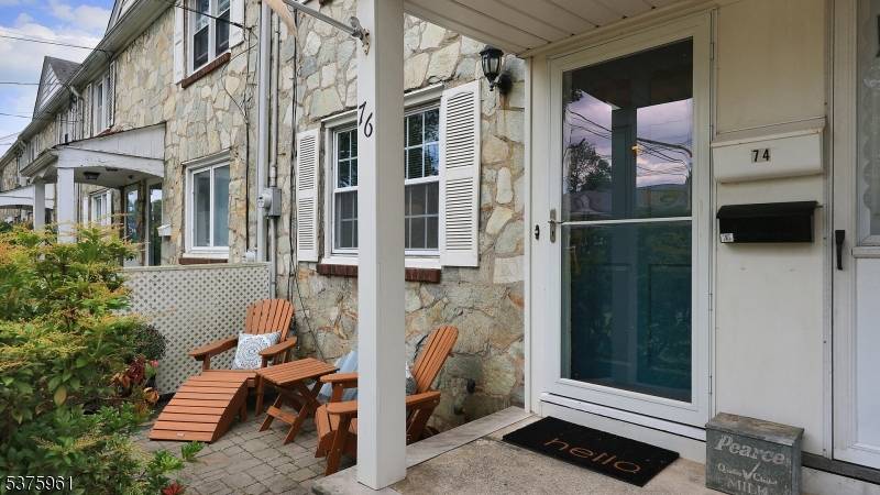 Fall in love with this Cranford gem !
