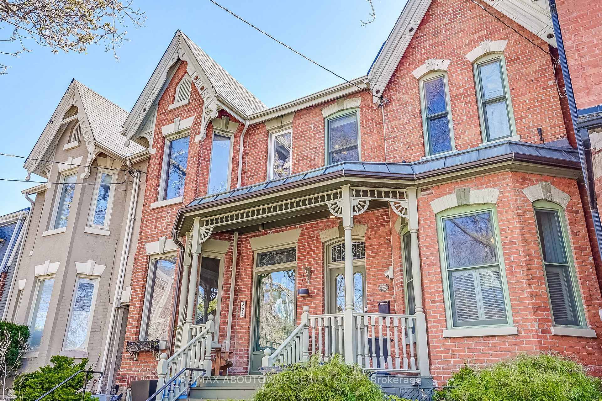 Welcome to this elegant home perfectly located in the heart of downtown Toronto.