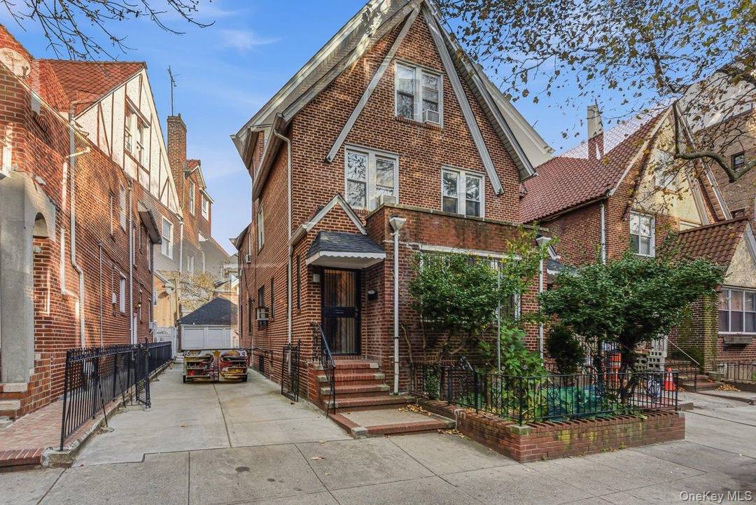Gorgeous detached 3 family house located in Jackson Heights.