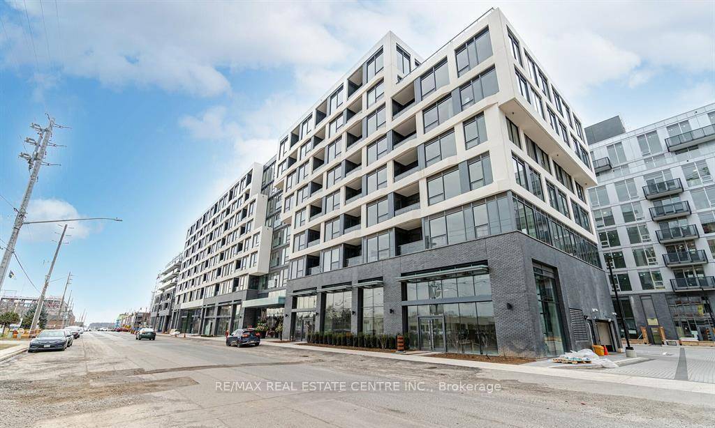 Opportunity to lease this luxurious 2 bed, 2 bath corner unit w abundant natural light in Oakville's most prstigious Branch Condos.