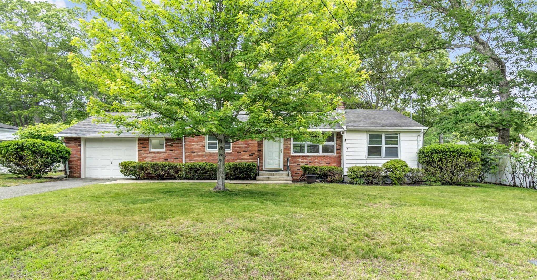 Charming 3 Bedroom Ranch Near Ocean Beaches !