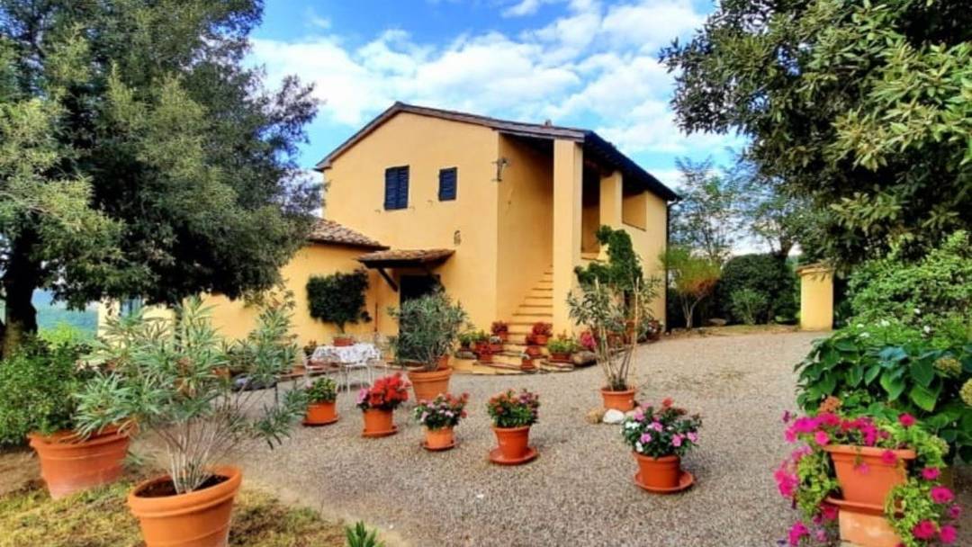 Renovated country house with 3 ha of land with olive grove for sale in a panoramic position near the thermal baths of San Casciano dei Bagni, Tuscany.