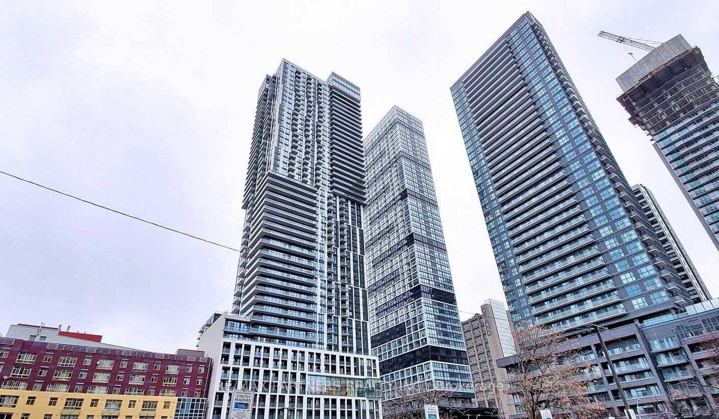 Gorgeous 3 Bedroom Corner Unit With Locker In the Heart Of Downtown Toronto !