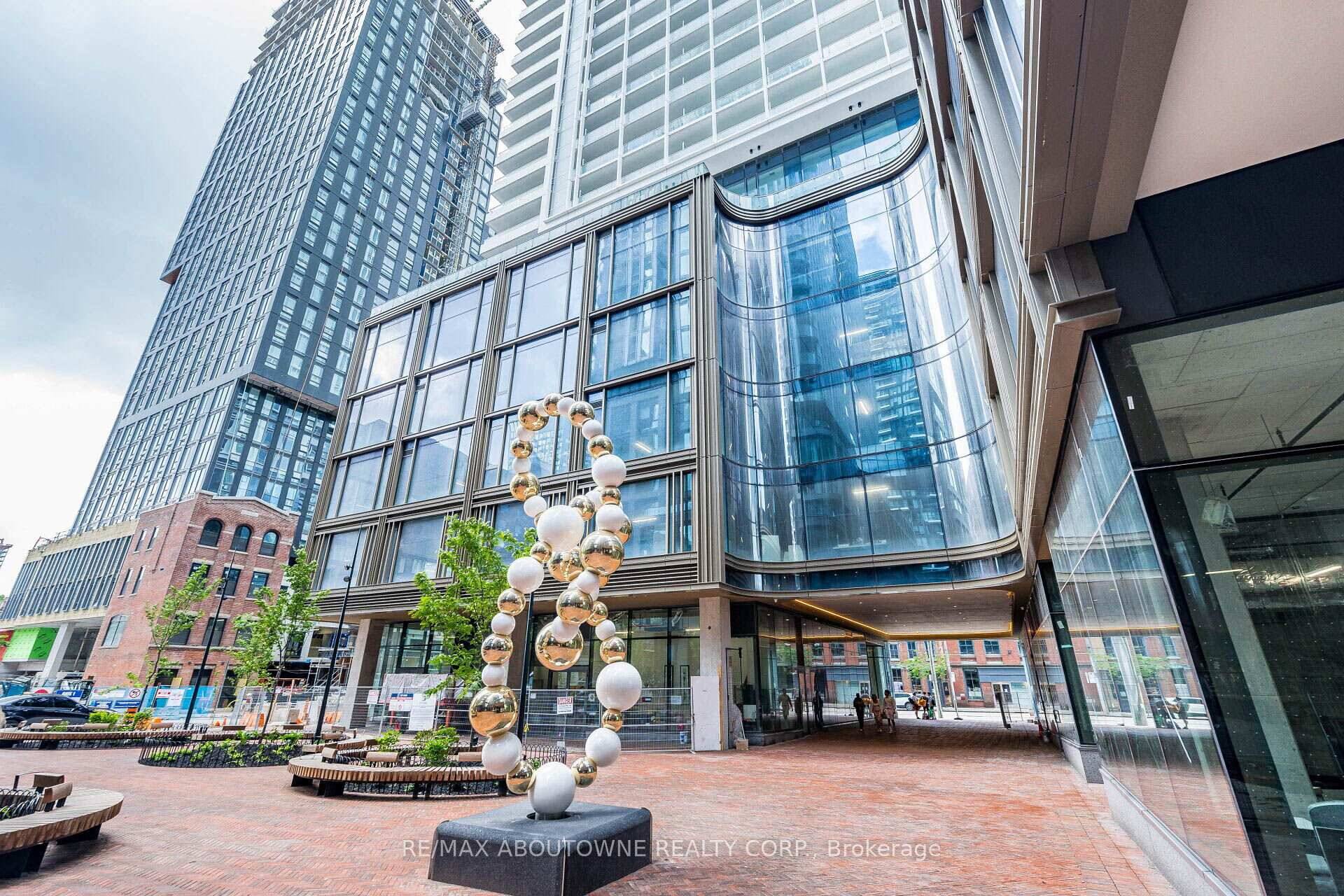 Brand New Never Lived In Gorgeous 2 bed 2 bath condo at 88 Queens Condos in the heart of Toronto !