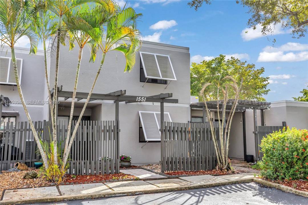 Located in the heart of Pembroke Pines, this beautifully maintained residence offers 3 bedrooms and 2 bathrooms with a thoughtfully designed layout.