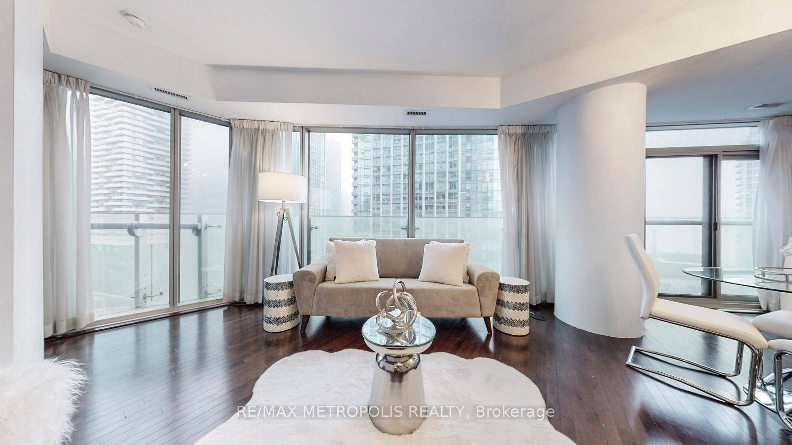 Amazing Short Term Rental Accepted Condo at 12 York St !