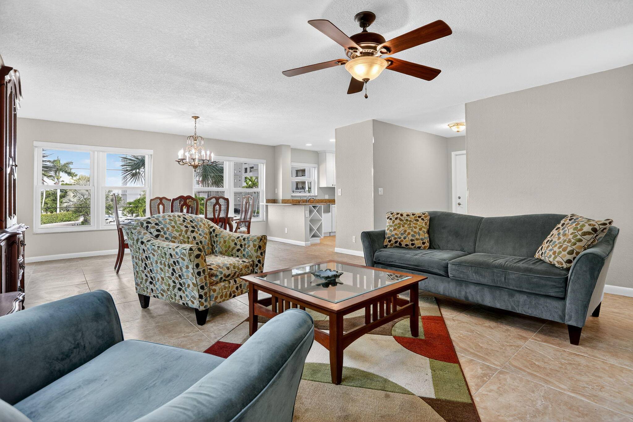 Spacious 2BR 2BA third floor condo in the heart of Pompano Beach !