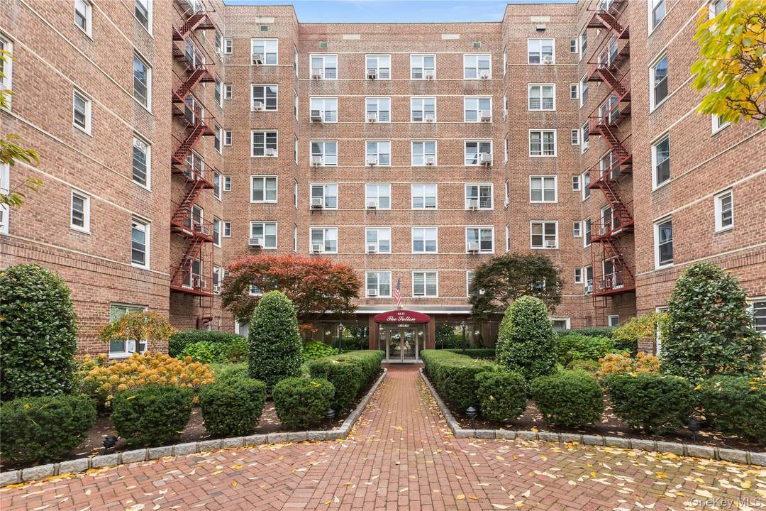 Spacious 3 Bedroom, 2 Bathroom Co op in Prime Rego Park Location !