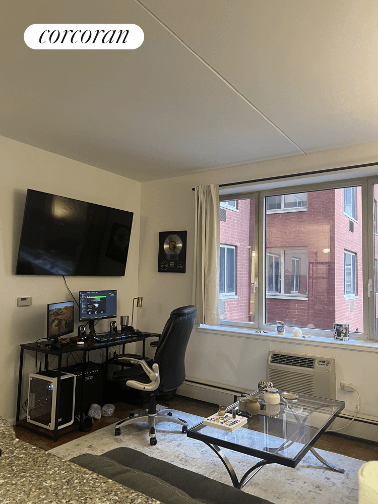. UNHEARD OF PRICE for a large 1Br in a luxury new rental building in TriBeCa, in one of Downtown New York's most sought after residential neighborhoods.