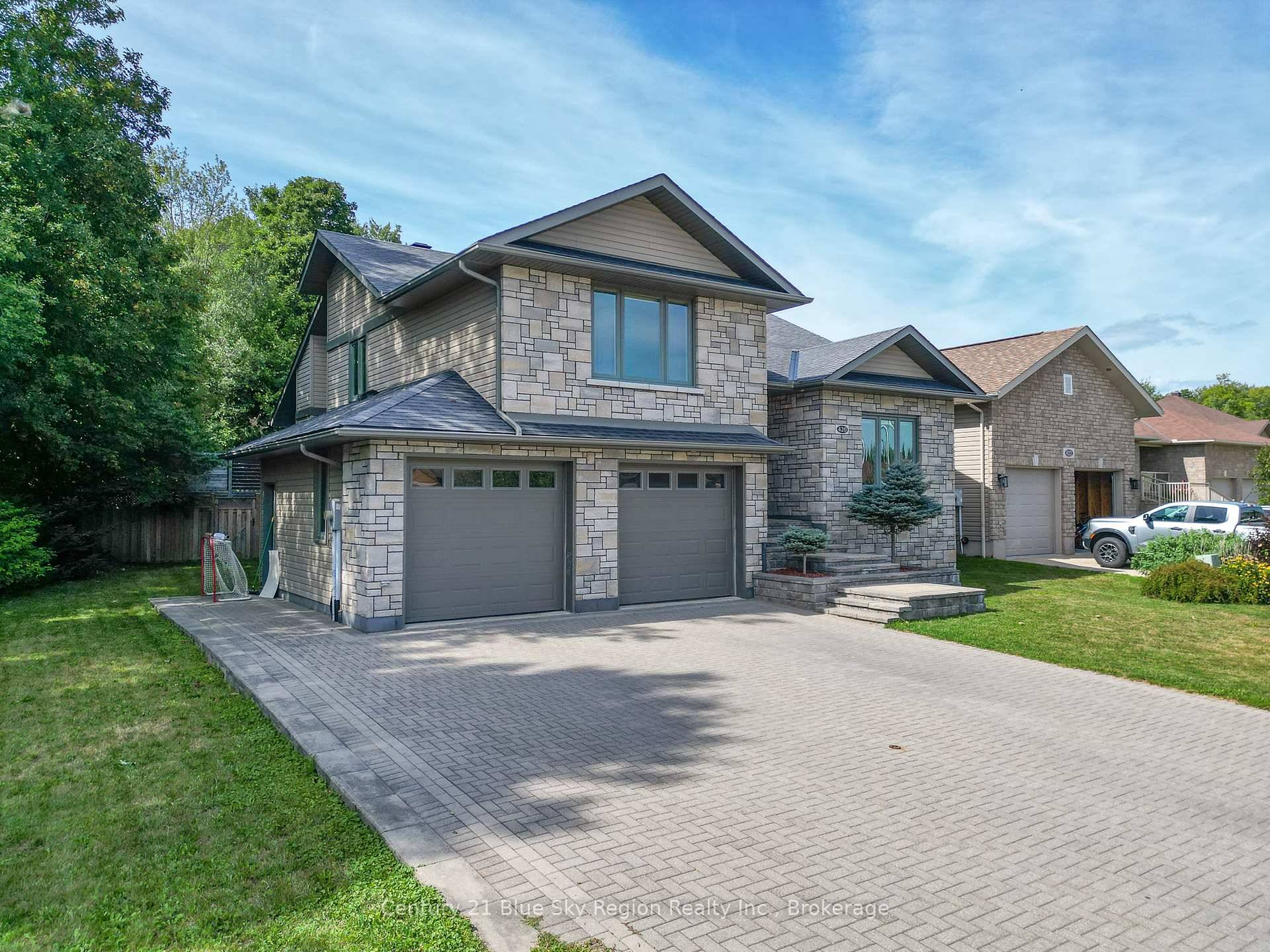 Discover refined living in this exceptional Rochon Construction, 5 bedroom, 3 bathroom residence, ideally situated in one of the region's most coveted communities.