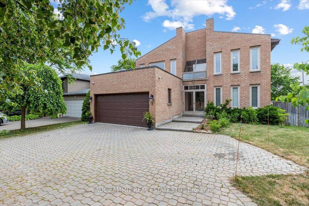 Ravine Lot Walk out Basement with In Law Suite Approx 5257 of Living Space 4 3 Bedrooms, 6 Washrooms Extra Wide Interlock Driveway to fit 6 Cars 2 Storey Foyer ...
