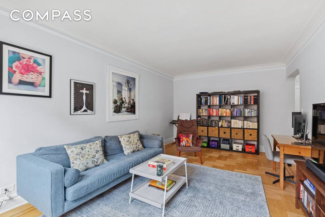 ONE BEDROOM OASIS IN PRIME HUDSON HEIGHTS Escape the city's bustle in this serene, high floor one bedroom, a pristine and peaceful respite from the urban grind.