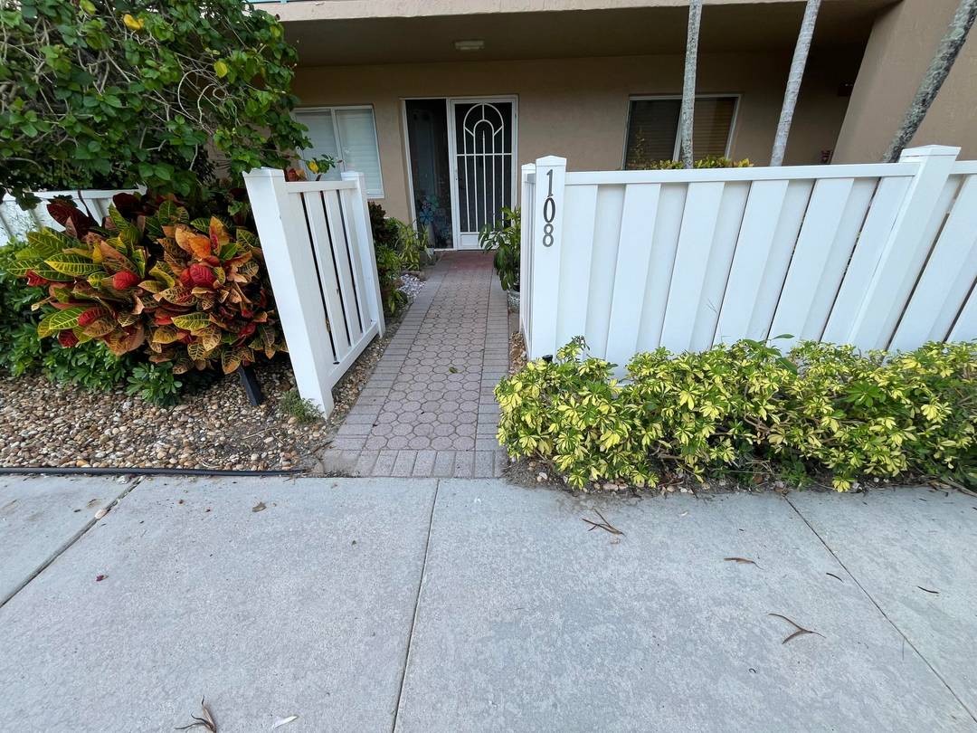 PARK IN FRONT OF YOUR UNIT AND ENJOY YOUR OWN PRIVATE WALKWAY TO YOUR FRONT DOOR FEELS LIKE A SINGLE FAMILY HOME WITH THE CONVENIENCE OF A CONDO.