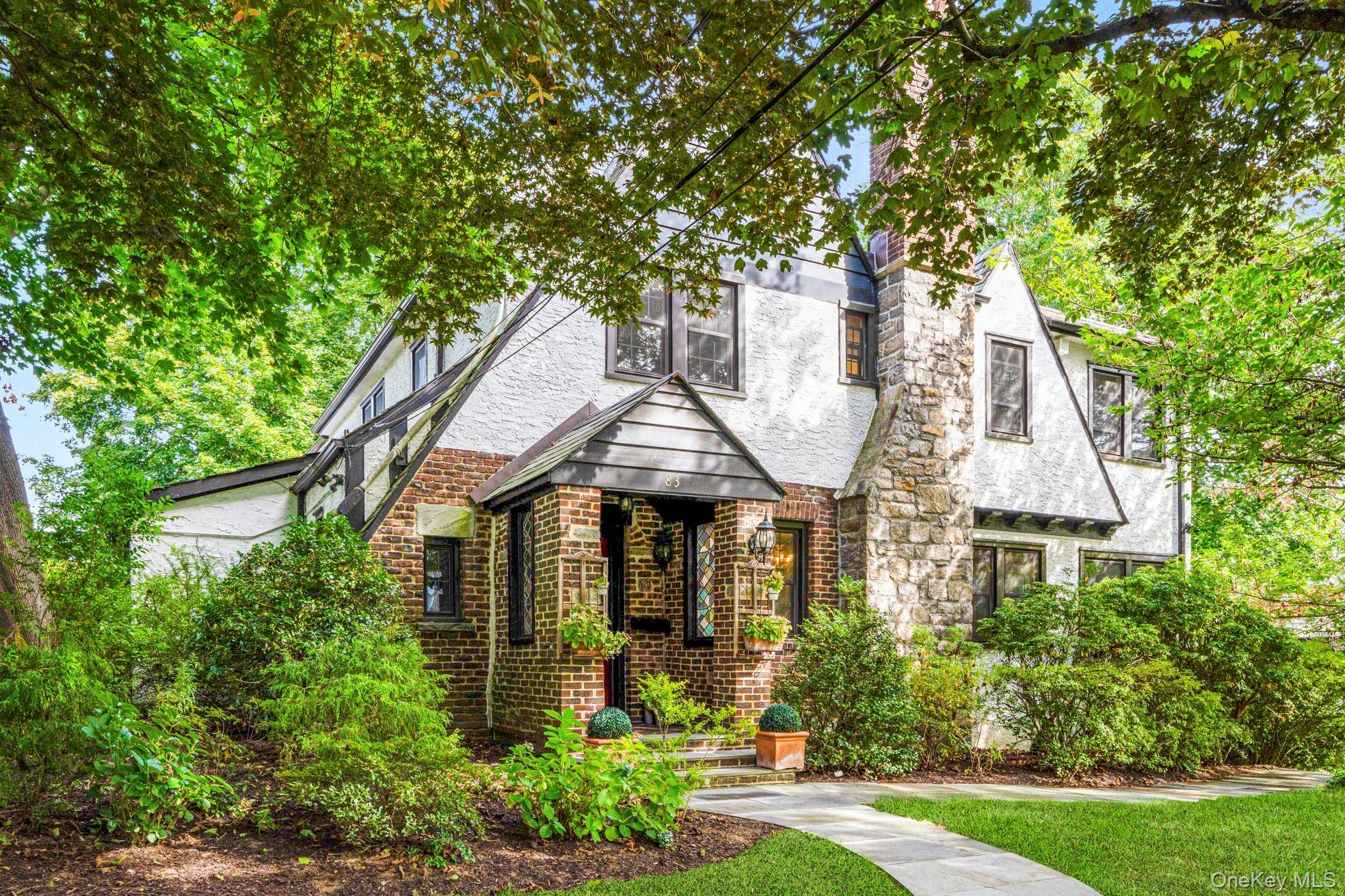 Welcome home to this Bonnie Crest gem !