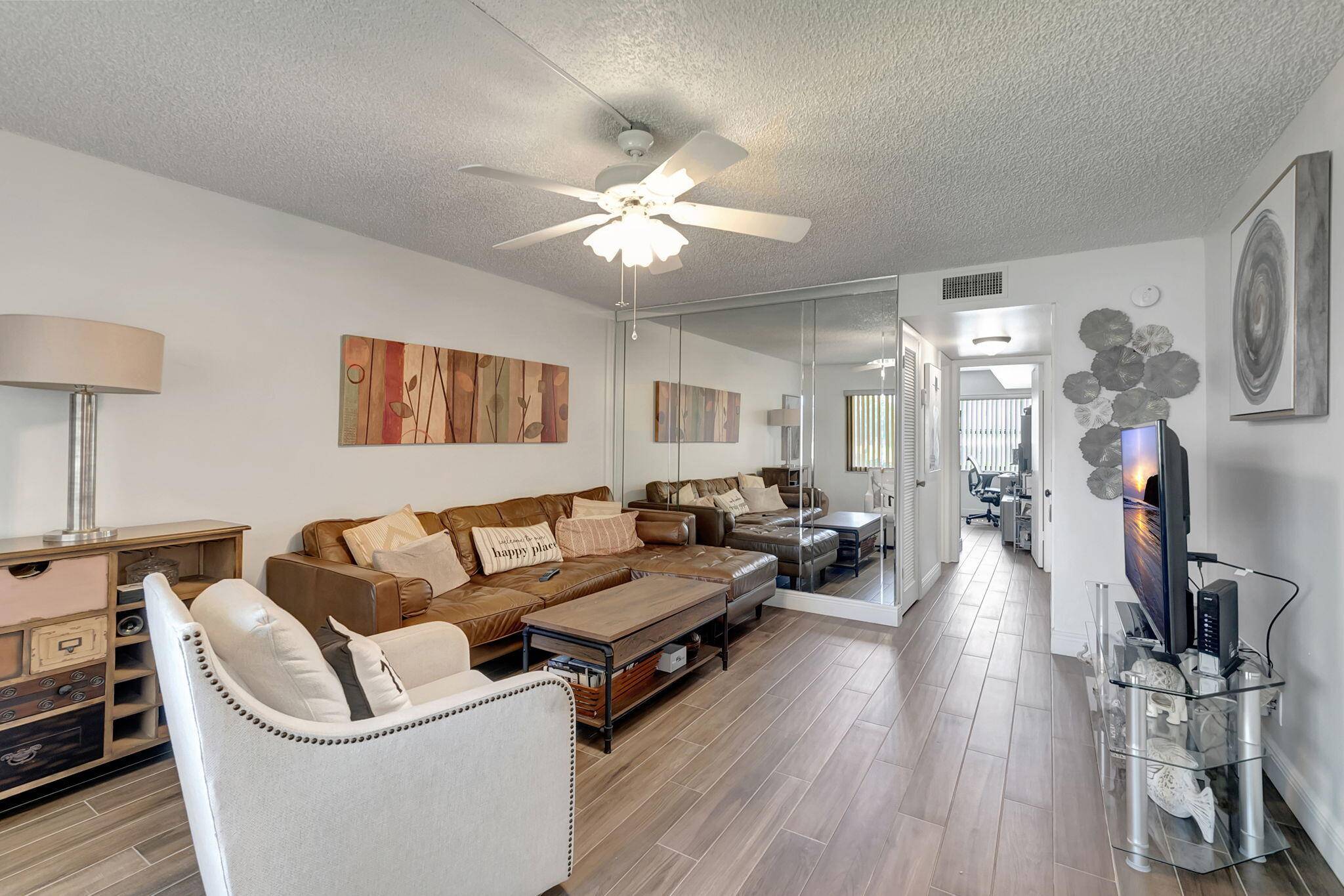 Brand new AC just installed with transferrable warranty Spacious 2 2 1st floor in highly sought after Isle of Capri section of Kings Point with golf course views from the ...