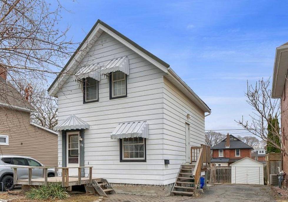 Charming 2 Bedroom Home for Lease in Central Oshawa Pets Welcome !