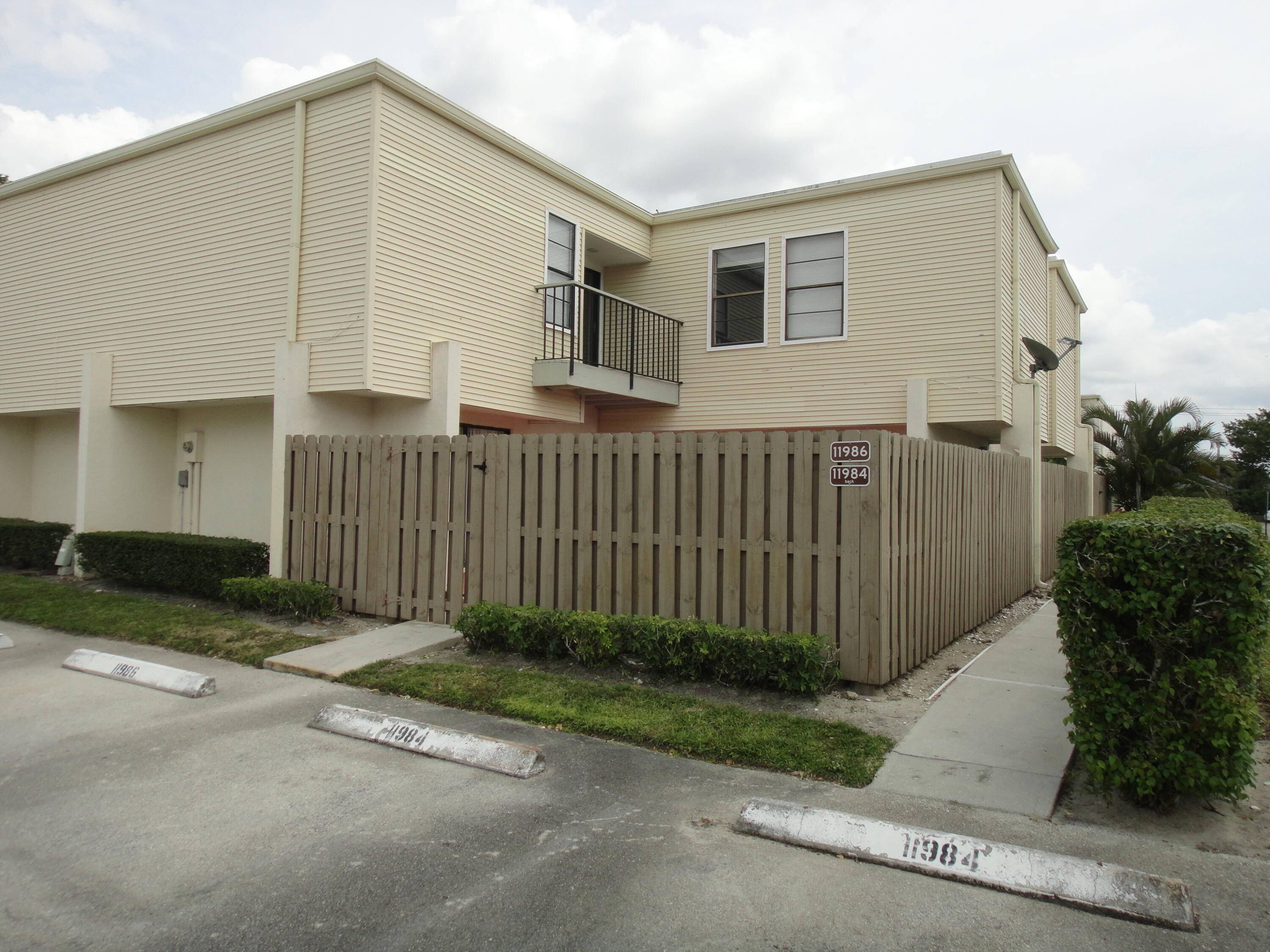 BEAUTIFUL TOWNHOME, 3 BEDROOMS, 2 1 2 BATHS, FENCED PATIO, BALCONY, WASHER DRYER, 2 ASSIGNED PARKING SPACES, PETS WELCOME.