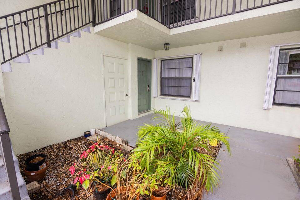 This bright and inviting 1400 sq.
