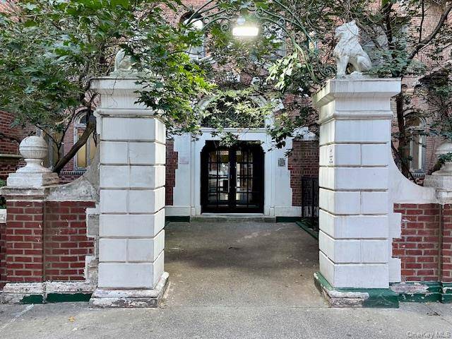 Nestled in a very well maintained six story elevator building, discover a beautiful oversized 2 bedroom 1 bath apartment.