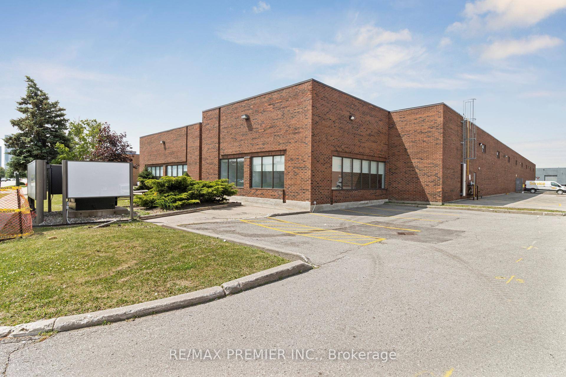 FREESTANDING INDUSTRIAL FACILTY EXCEPTIONAL CURB APPEAL Strategically located just minutes from HWYs 400, 407, thisproperty offers great visibility for brand recognition.