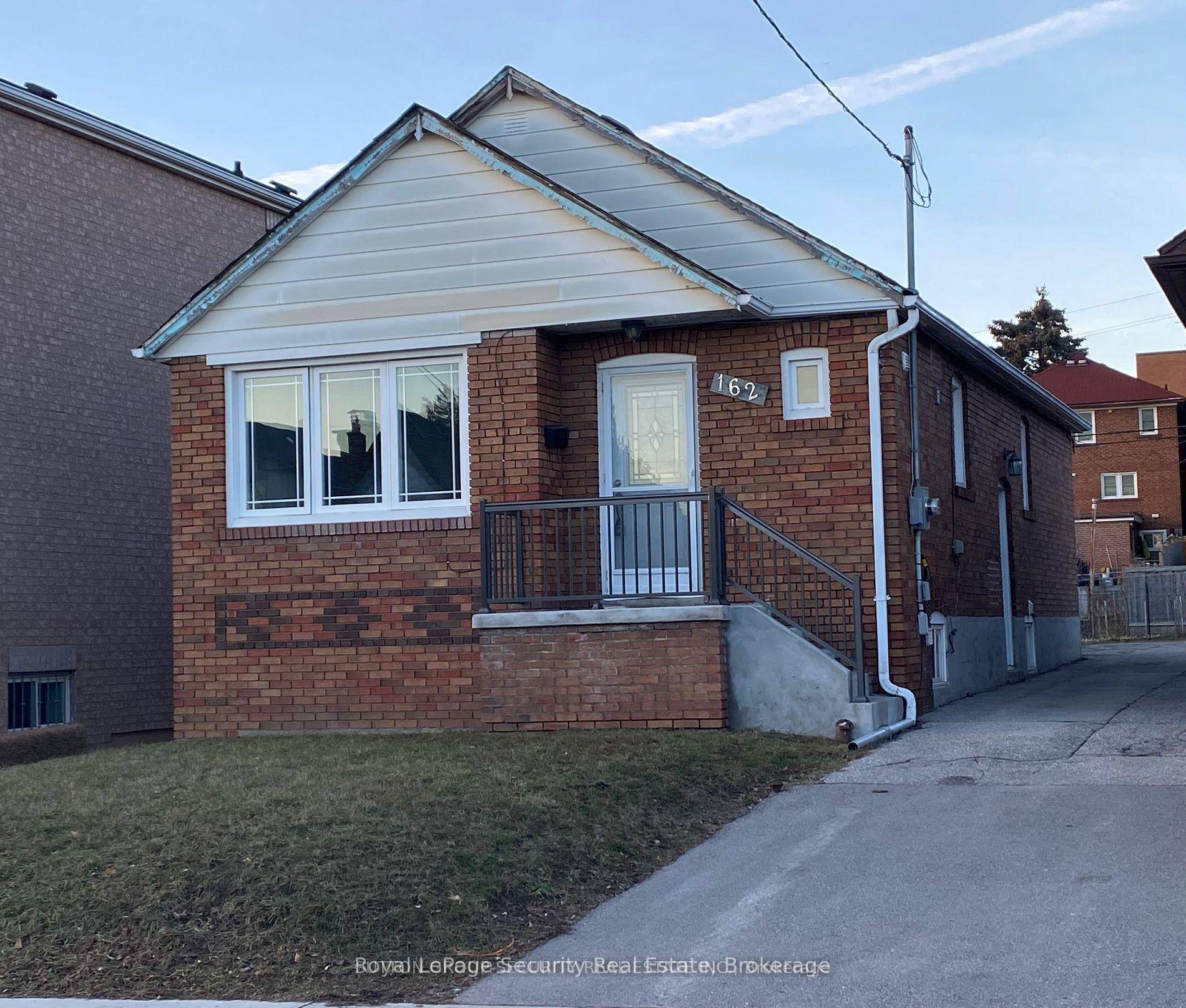 Charming and well maintained 3 bedroom bungalow with a cozy in law suite !