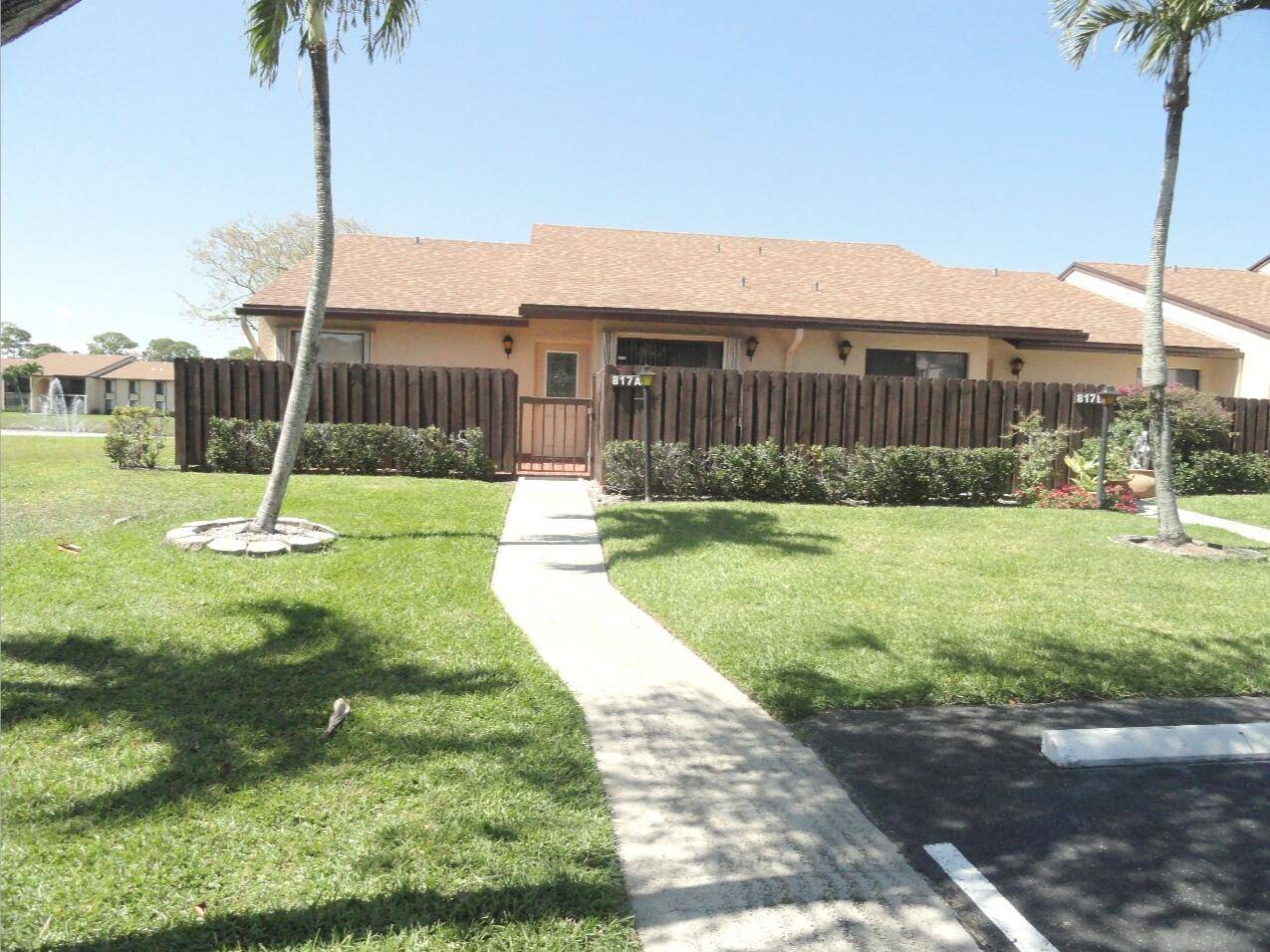 Beautiful 2 bedroom 2 bath spacious villa located in Pine Ridge North IV, 55 active Community.