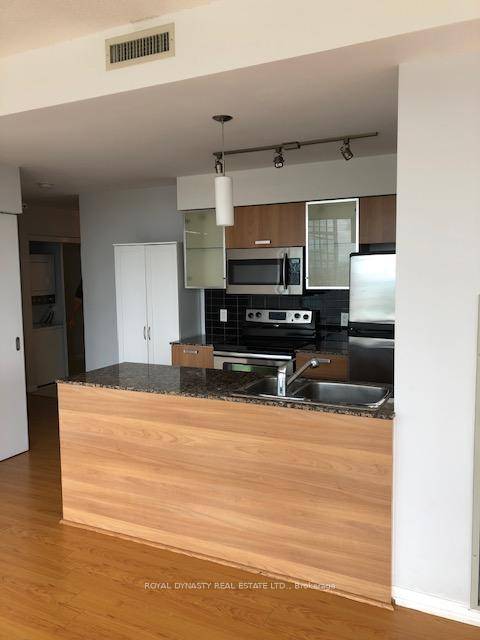 Corner unit, southwest exposure, Panoramic view of the Downtown, 857 sq feet, 9 feet ceiling, ceiling to floor windows, walking distance to UoT, subway, hospitals.