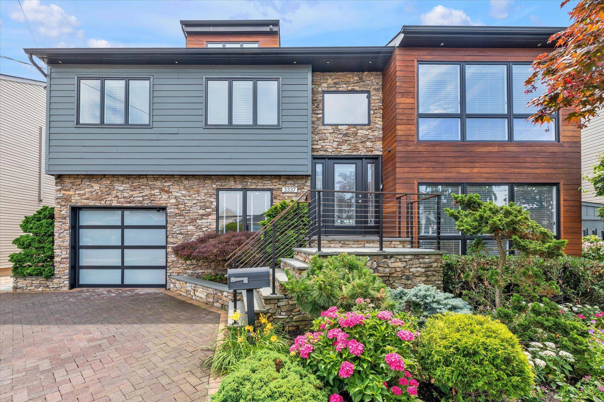 Welcome to 3337 Murdock Ave a waterfront paradise !
