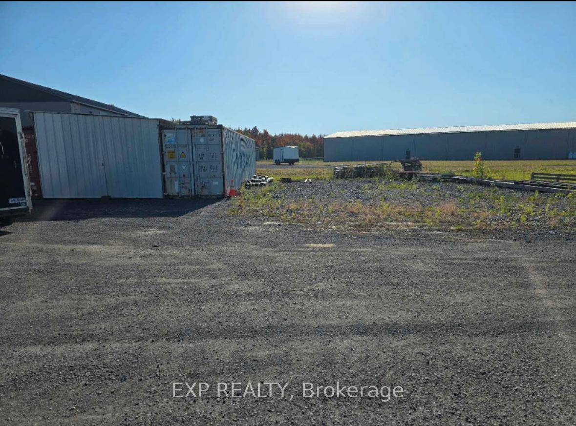 Fantastic opportunity to lease versatile storage and parking space in the Limoges Innovation Park, just minutes from Highway 417.