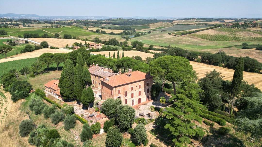 Estate with a villa, farmhouses, grounds and 17 hectares between Lake Trasimeno, Cortona and Montepulciano