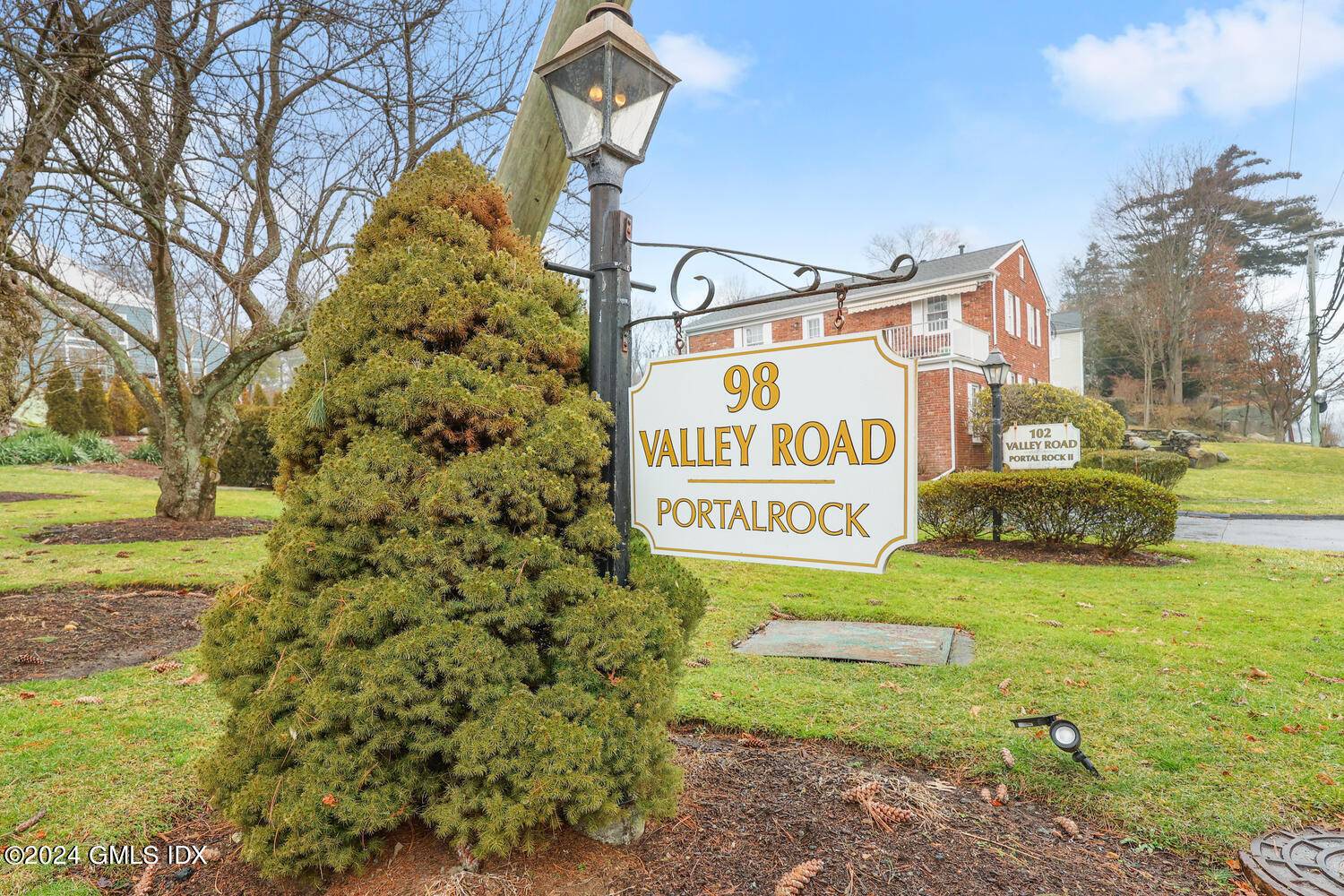 Convenient Portal Rock CondoThis light filled 2 bedroom.