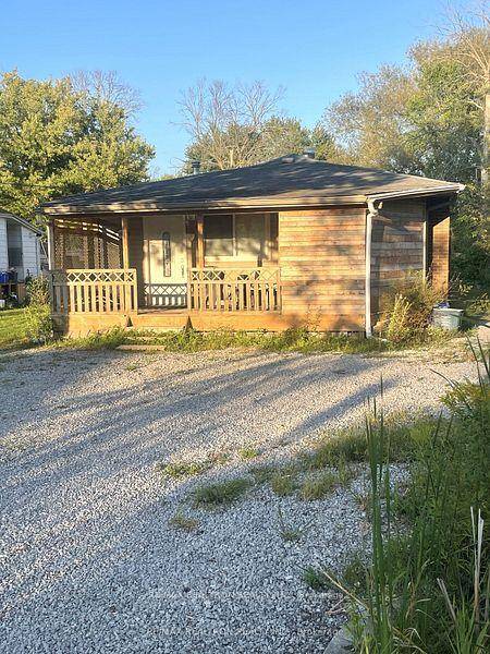 Unique Lifestyle, Live amp ; Work with attached Exercise Facility, or versatile Workshop potential, Furnished, Steps to Lake Simcoe, End Street, Close to all Amenities, including Marina, Fenced Yard, Minutes ...