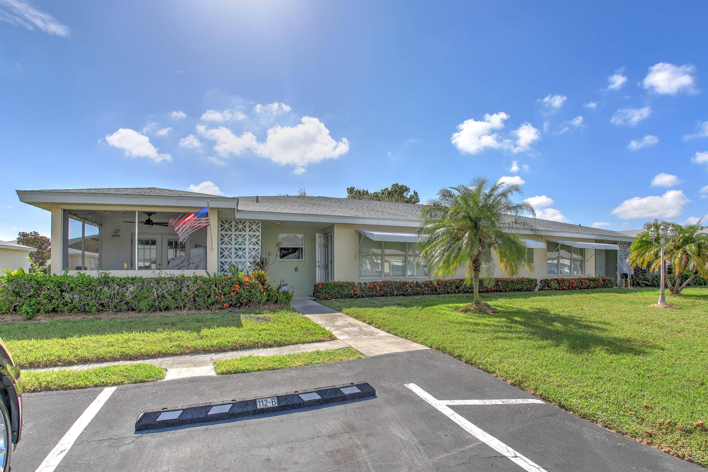 This well maintained villa offers a spacious 1 bedroom, 1.