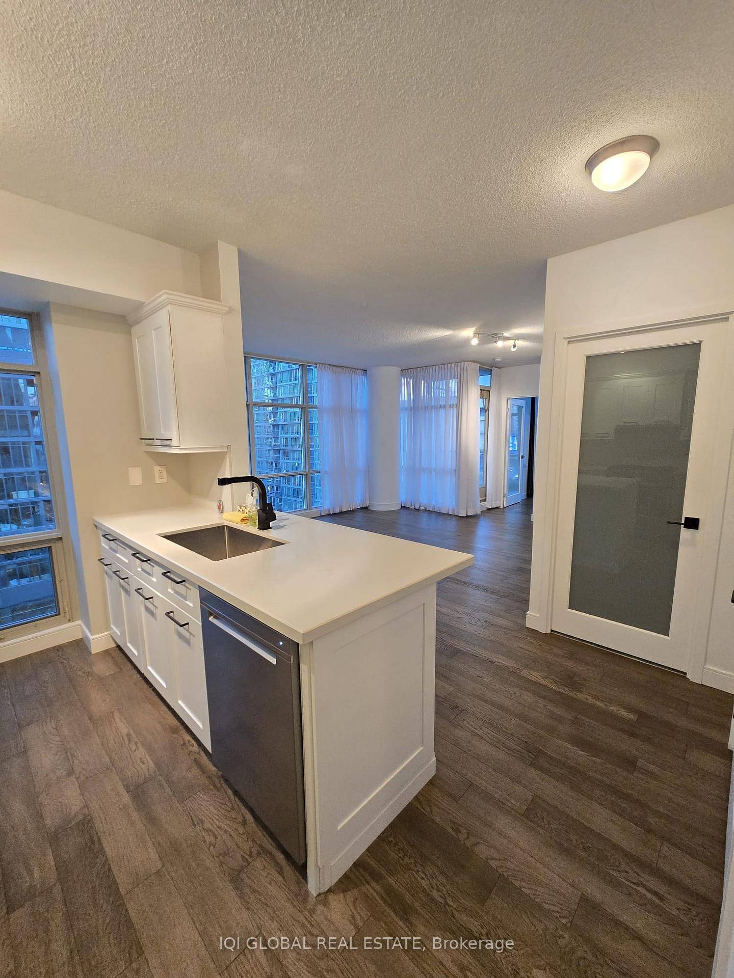 Welcome to 1106 10 Navy Wharf Court a beautifully renovated 1 bedroom plus den, 1 bathroom condo in the heart of Toronto's vibrant waterfront community.