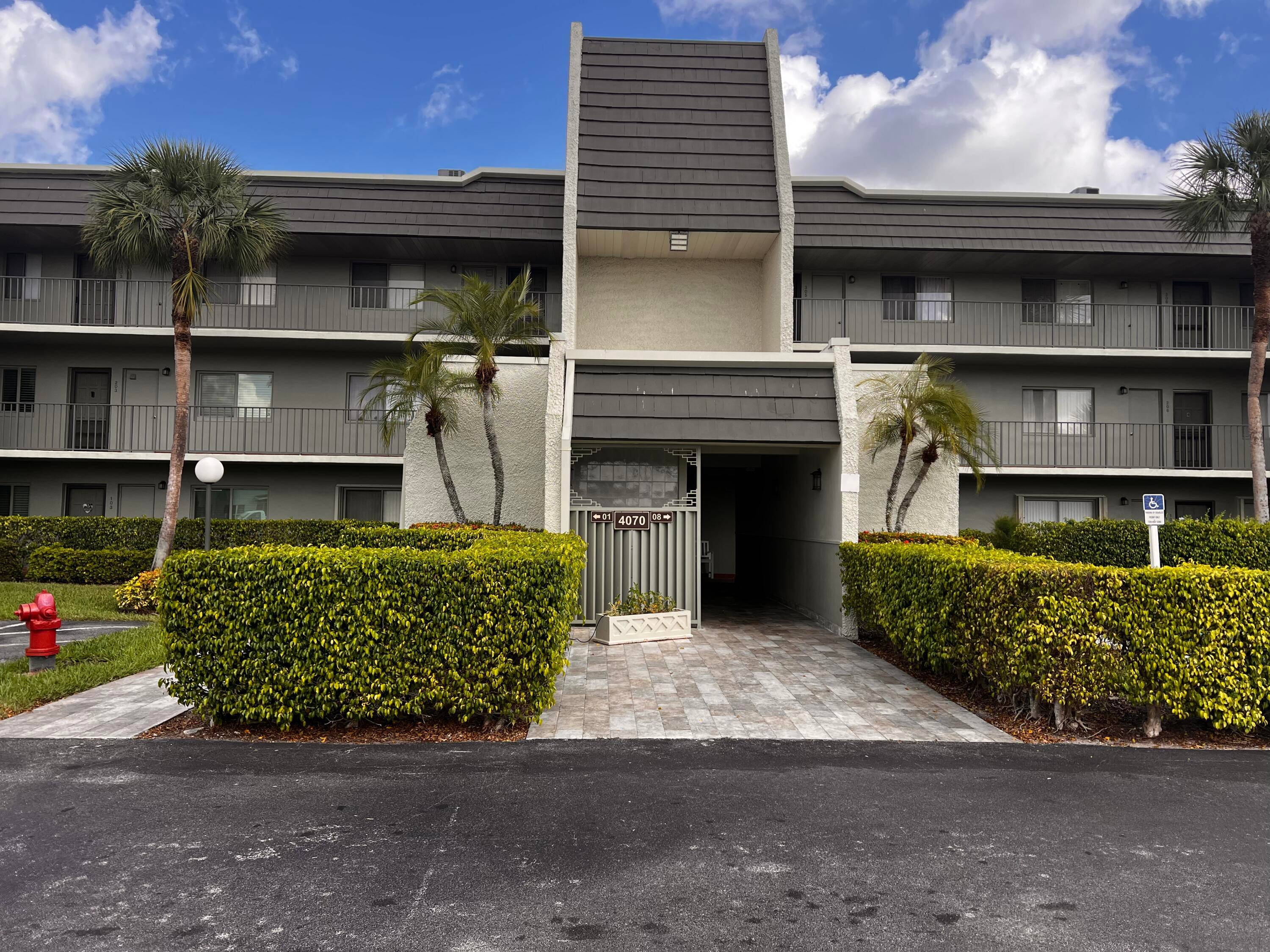 Spacious 2 bedroom 2 bath condo in the desirable community of The Fountains.