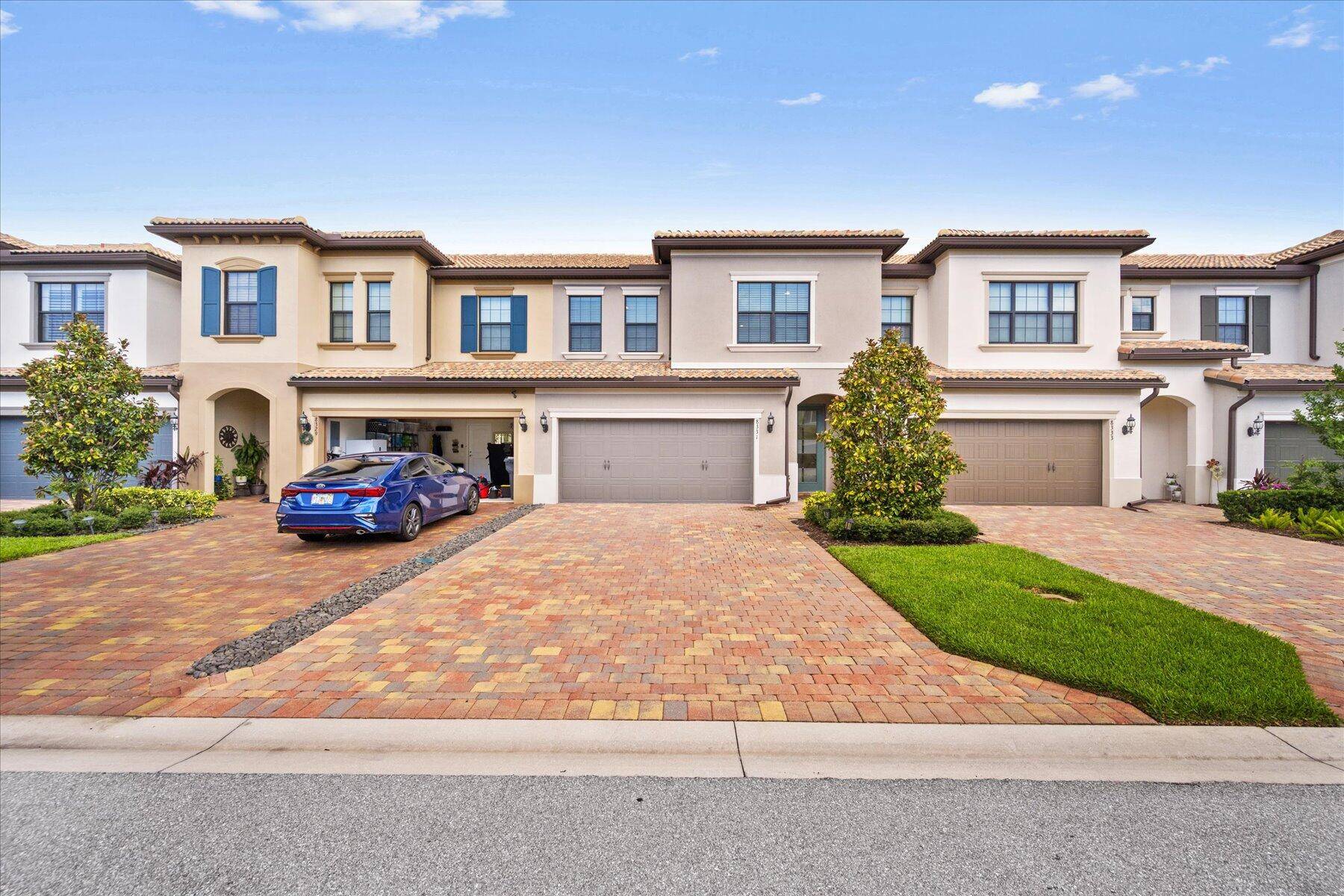 BEAUTIFUL NEWLY BUILT TOWNHOME AVAILABLE FOR SEASONAL RENT IN THE FIELDS.