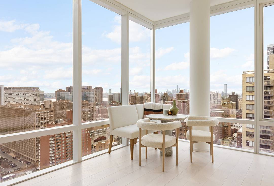 Luxury corner one bedroom home with 10' floor to ceiling windows, and expansive views of the River, Manhattan Skyline and Downtown Brooklyn.