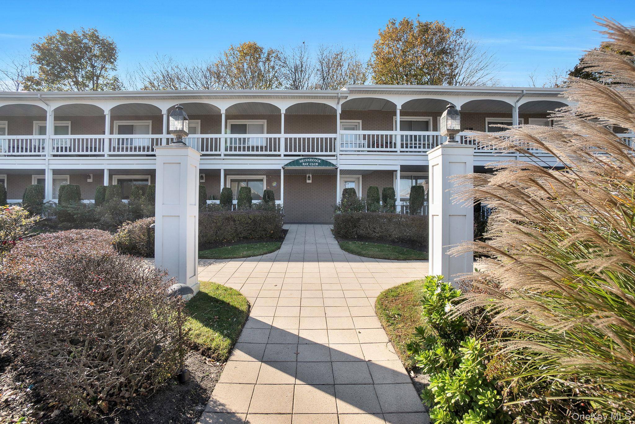 Discover this beautifully maintained condo in the heart of Hampton Bays, perfectly situated just minutes from top restaurants, the Bay, and stunning beaches.