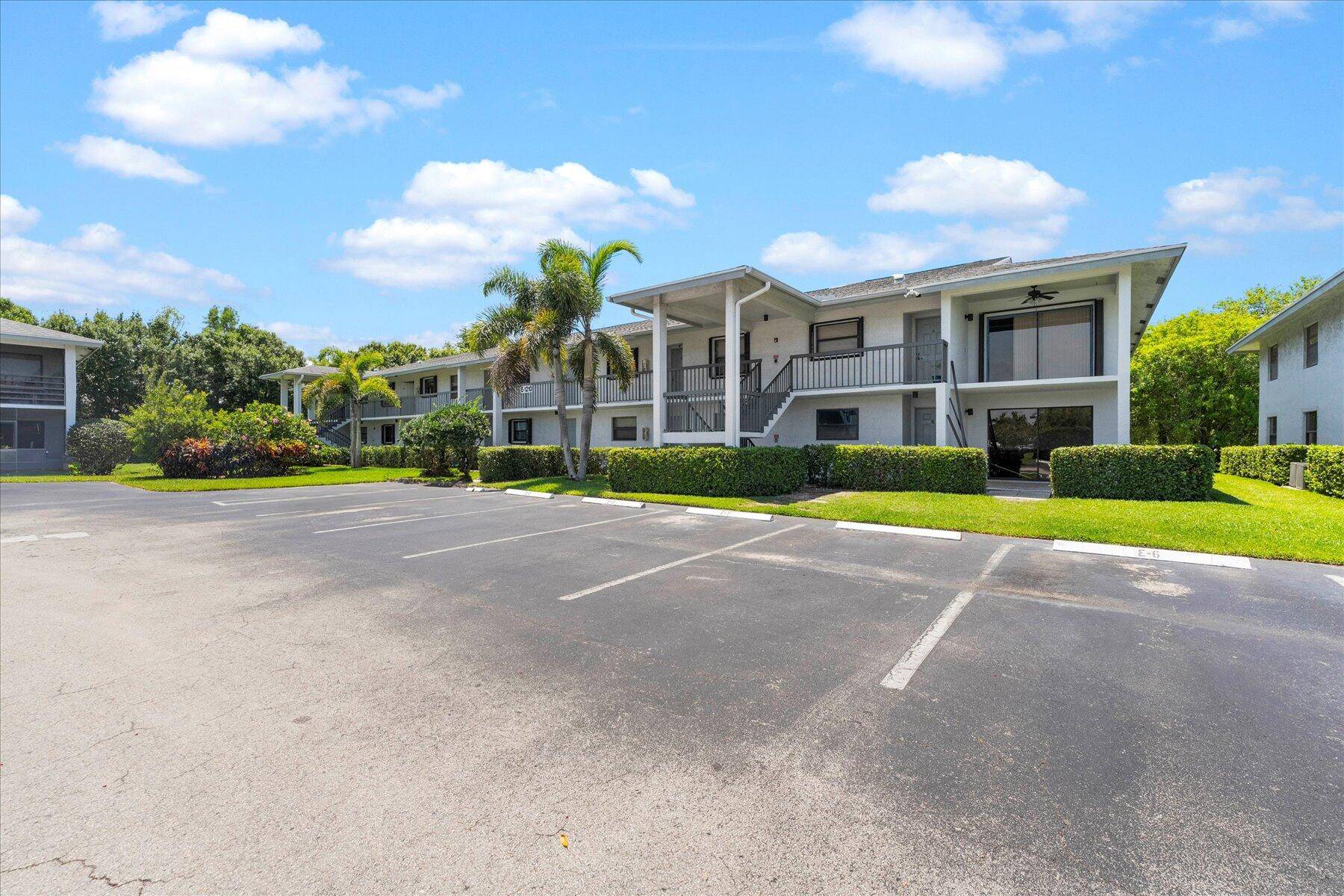 Discover this immaculate, light bright 2 2 condo at desirable Parkview Place.