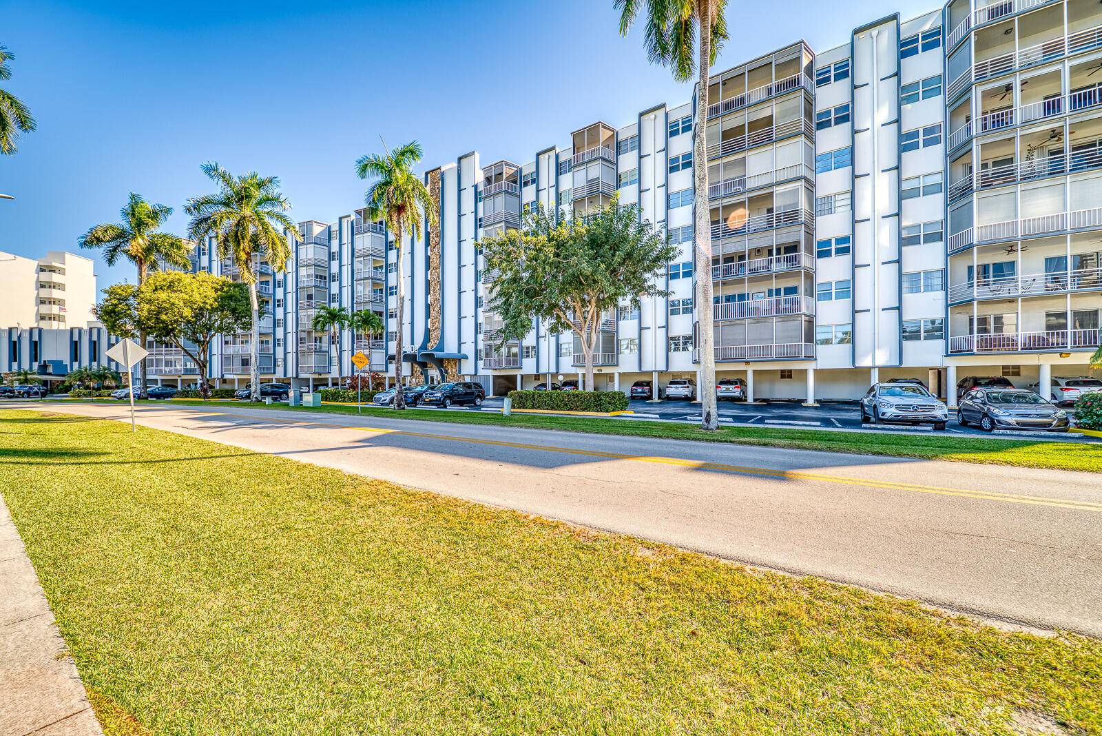 Spacious condo directly on Intracoastal !