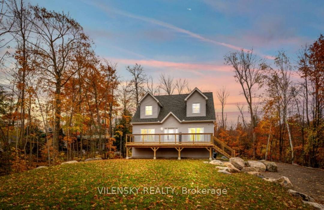 Super Cozy, Bright And Spacious Custom Built Home Backing Onto A Beautiful Forest !