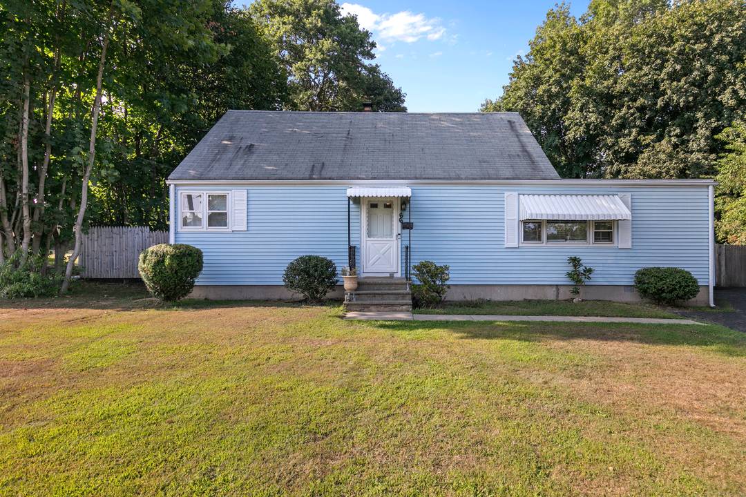 UPPER NORTH END TRUMBULL LINE Cape style, ready for owner occupied or investors.