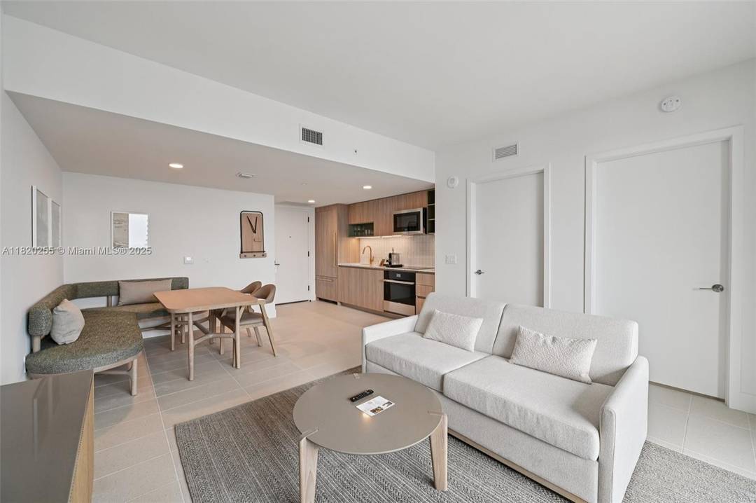 Discover Unit 4409 at Natiivo Miami, a fully furnished, move in ready 1 bedroom, 1 bathroom residence offering 912 sq ft of bright, open living space.